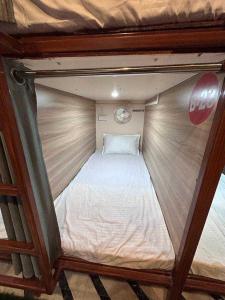 een uitzicht op een klein bed in een kamer bij Shri Sarvad AC Rooms & Dormitory in Varanasi