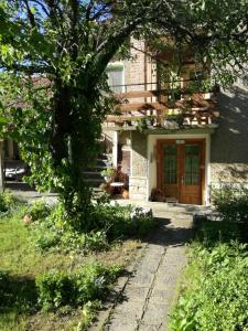 une maison avec un arbre en face dans l'établissement Bilkarskata Kashta, à Gorsko Slivovo