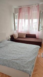 un grande letto in una stanza con finestra di Apartment Matilda a Spalato (Split)