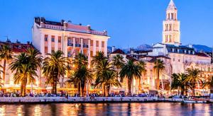 um grande edifício com uma torre de relógio e palmeiras em Apartment Matilda em Split