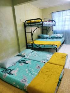 מיטה או מיטות קומותיים בחדר ב-Homestay Section 19 (Ahmadhousee) Muslim Friendly