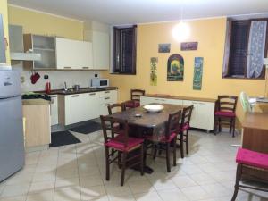 a kitchen with a table and chairs in a kitchen at Apartment Largo del Teatro in Porto San Giorgio