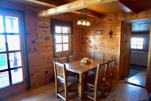 una sala da pranzo in legno con tavolo e sedie in legno di Cozy chalet Montana a Kopaonik