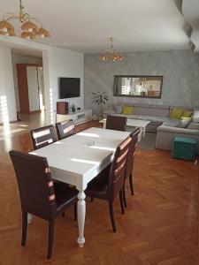 a living room with a white table and chairs at ROYAL Apartmani in Bosanski Šamac