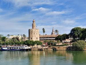 een gebouw met een klokkentoren naast een rivier bij Oasis-Triana's Hallway in Camas