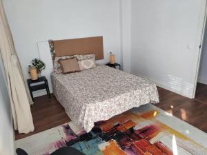 een slaapkamer met een bed en twee nachtkastjes bij Oasis-Triana's Hallway in Camas