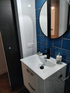 een badkamer met een witte wastafel en een spiegel bij Oasis-Triana's Hallway in Camas +31 foto's