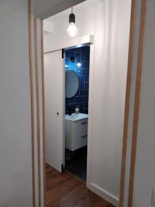 een witte badkamer met een wastafel en een spiegel bij Oasis-Triana's Hallway in Camas