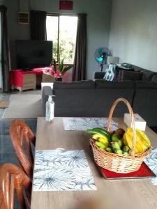 - une corbeille de fruits sur une table dans le salon dans l'établissement Te Moana Nui Villas, à Arorangi