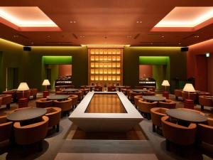 福岡市にあるHOTEL IL PALAZZO - Vacation STAY 68259vのテーブルと椅子のあるレストラン、プールを提供しています。