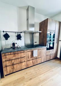 uma cozinha com armários de madeira e um fogão em Villa Anna Lucia & sa dépendance em Saint-Pierre