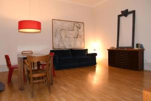 uma sala de estar com um sofá azul e uma mesa em Casa Cammarota em Nápoles