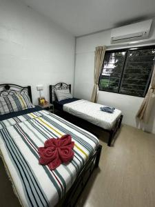 Ένα ή περισσότερα κρεβάτια σε δωμάτιο στο Iris Homestay @ Taman Melati