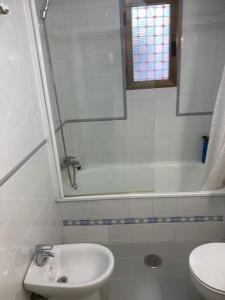 a bathroom with a sink and a toilet and a tub at Apartamento, Piccolo Mare, junto centro, vistas Sierra Nevada in Granada
