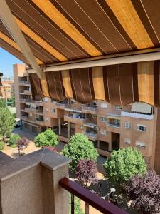 an overhead view of an apartment building with an umbrella at Apartamento, Piccolo Mare, junto centro, vistas Sierra Nevada in Granada