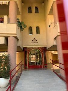 an entrance to a building with a red door at Apartamento, Piccolo Mare, junto centro, vistas Sierra Nevada in Granada