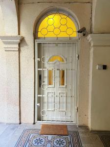 uma porta de entrada para um edifício com uma janela em Mimi Gallery em Budapeste