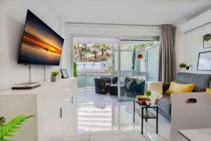 A television and/or entertainment centre at THE WHITE CORNER BY HOMESTAYGRANCANARIA