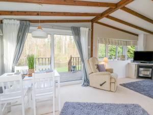 uma sala de estar com mesa e cadeiras e uma sala de jantar em Riverside Rest em Builth Wells