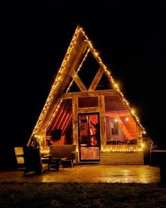 una cabaña de madera con luces encendidas por la noche en Woodland Brezna en Pluzine