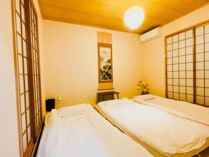 Cama ou camas em um quarto em 無料駐車場 3階建て一軒家 最大10人 3寝室 2トイレ ペットOK家族団体向き Usj 道頓堀 難波近い