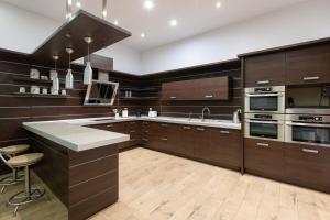 Una cocina con gabinetes de madera y una gran isla de cocina. en Domeniul Burzenland, en Heldsdorf