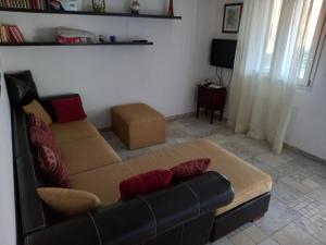 een woonkamer met een bank en een tv bij Ca' d Licio in Polinago
