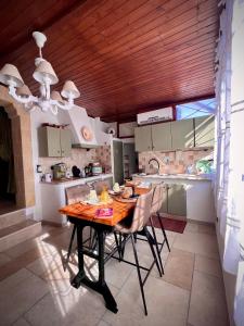 eine Küche mit einem Holztisch und Stühlen in der Unterkunft Le Dimore in Piazzetta in Massafra