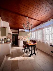 eine Küche mit einem Tisch und Stühlen im Zimmer in der Unterkunft Le Dimore in Piazzetta in Massafra