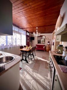eine Küche mit einem Tisch und einem Esszimmer in der Unterkunft Le Dimore in Piazzetta in Massafra