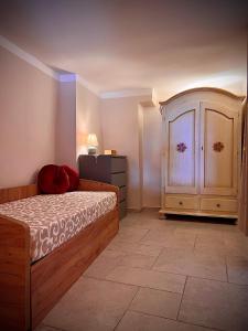 una camera con letto e cassettiera di Le Dimore in Piazzetta a Massafra