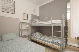 a bedroom with two bunk beds and a bed at Cal Mateu 11 huéspedes Sagrada Família in Barcelona