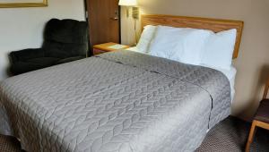 Säng eller sängar i ett rum på Magnuson Hotel Ironwood