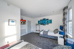 Schlafzimmer mit einem Bett und einem Fenster in der Unterkunft *372kr* For your most relaxed & Cosy stay + Free Parking + Free Fast WiFi * in Headingley