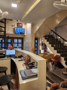 加爾各答的住宿－The City of Joy，一个带桌子和椅子的楼梯的办公室