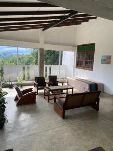sala de estar con sofás, sillas y mesa en Upland Inn en Kandy