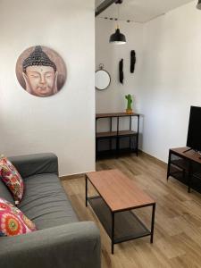 sala de estar con sofá y mesa en Pensión San Ciprian Urbanización RíoCobo en San Ciprián