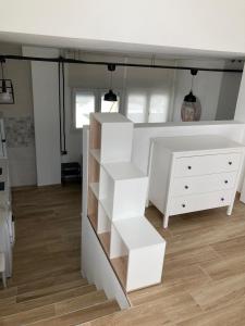 um quarto com um armário branco e uma cómoda em Pensión San Ciprian Urbanización RíoCobo em San Ciprián