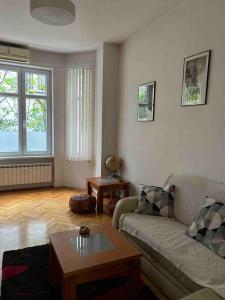 ein Wohnzimmer mit einer Couch und einem Couchtisch in der Unterkunft Casa del Rey in Sofia