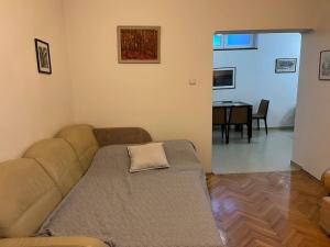 ein Wohnzimmer mit Sofa und Tisch in der Unterkunft Casa del Rey in Sofia + 29 Fotos
