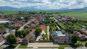 una vista aérea de una pequeña ciudad con casas en Domeniul Burzenland, en Heldsdorf