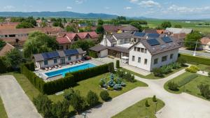 una vista aérea de una casa con piscina en Domeniul Burzenland, en Heldsdorf