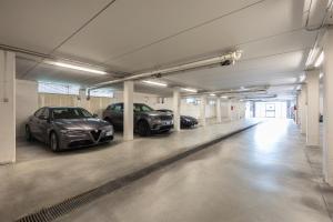 dos coches estacionados en un estacionamiento en Noventa Hotel, en Noventa di Piave