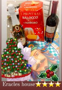 un tavolo con un albero di Natale e una bottiglia di vino di Eracles House near Ortigia Island a Siracusa