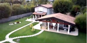 una vista aérea de una casa con un patio verde en Corte dei Mirti, Appartamento indipendente con ampia veranda, en Iglesias