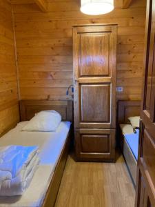 Camping-Chalets La Favière客房内的一张或多张床位