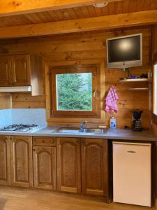 Camping-Chalets La Favière的厨房或小厨房