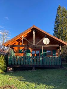 Lac des Rouges TruitesCamping-Chalets La Favière的小木屋,在草地上设有绿色围栏