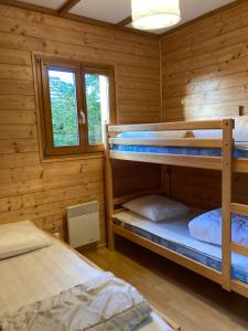 Camping-Chalets La Favière客房内的一张或多张床位