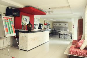 un soggiorno con bancone e sala da pranzo di El DiVino Guesthouse a Newcastle